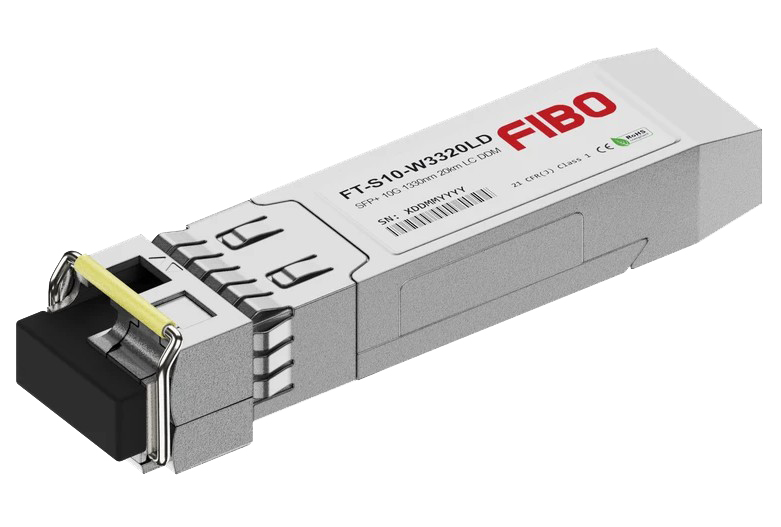 Фото-1 Трансивер SFP+ FIBO FT-S10-W3320LD, вид под углом: металлический корпус серебристого цвета, чёрная защитная заглушка на торце, проволочная защёлка и жёлтая вставка на фиксаторе, наклейка с маркировкой модели; на белом фоне для подтверждения внешнего исполнения и идентификации модуля.