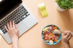 Почему еда за компьютером вредна: 7 причин навсегда отказаться от плохой привычки