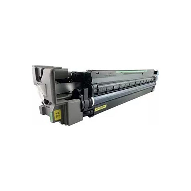 Фото-1 Барабан Ricoh D0BM2223, вид спереди под углом на модуль. Видны тёмный продолговатый корпус, серый торцевой узел слева, ряд крепёжных элементов по длине и жёлтая маркировка Y на корпусе. Такой ракурс важен для страницы расходного материала, потому что помогает сверить цвет версии и конструкцию посадочных элементов.