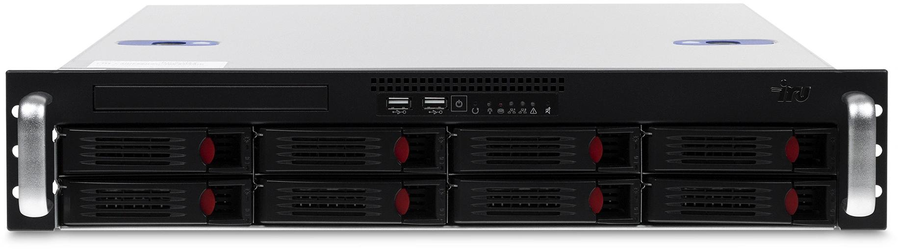 Фото-1 Сервер iRU S2208E 8x3.5 Rack 2U, фронтальный вид; чёрная передняя панель с восемью горизонтальными корзинами для накопителей, оптическим приводом слева сверху, двумя USB спереди и серебристыми монтажными ручками по краям; важен для страницы товара, потому что показывает компоновку лицевой панели.