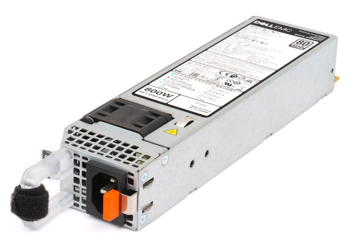 Фото-1 Серверный блок питания Dell EMC 1U 800W, вид под углом. На фото вытянутый металлический модуль, торцевая решётка, разъём питания и оранжевый фиксатор, сверху наклейка с маркировкой и «800W». Серебристый корпус на белом фоне показывает форм-фактор и элементы фиксации для страницы товара.
