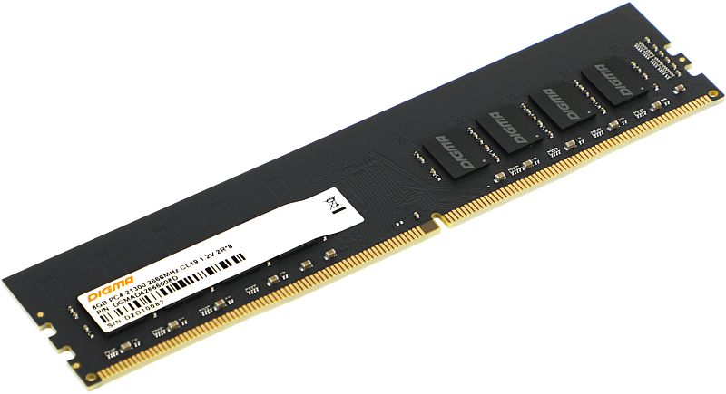 Фото-1 Модуль памяти Digma DGMAD42666008D, вид спереди под углом: DIMM DDR4 на чёрной плате с четырьмя микросхемами Digma и длинной белой наклейкой с маркировкой 8GB, 2666MHz и CL19; видны золотистые контакты и вырез; изображение показывает лицевую сторону товара для страницы.