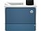 Фото-1 Цветной лазерный принтер HP Color LaserJet Enterprise 6700dn, фронтальный вид: белый корпус с большой синей передней панелью, сверху ниша подачи/вывода, справа откидной чёрный экран; студийное фото на белом фоне для демонстрации внешнего вида устройства на странице товара.