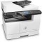 Фото-6 МФУ HP LaserJet MFP M443nda, вид спереди под углом; белый корпус, автоподатчик документов сверху, панель управления с синим экраном и клавиатурой, слева видны листы в тракте выдачи; на белом фоне для страницы товара, чтобы показать печатный тракт и управление.