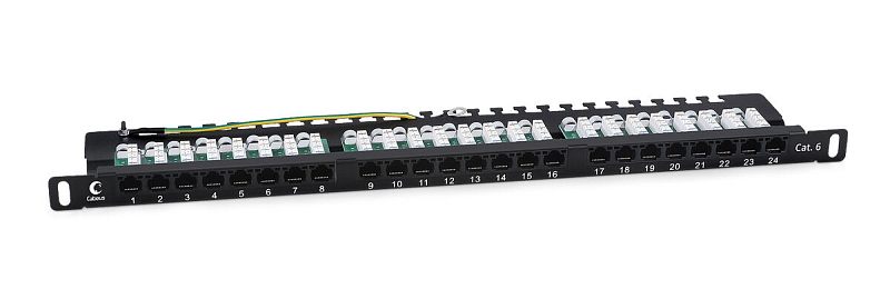 Фото-1 Патч-панель Cabeus 24 порта RJ-45 0,5U PLHD-24-CAT-6-DUAL-90-0.5U; вид сзади под углом, показаны 24 порта на лицевой стороне, задние контактные модули и заземляющий провод сверху; важно для страницы как демонстрация конструкции на 90 градусов.