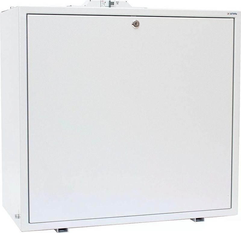 Фото-1 Батарейный шкаф Штиль 2 BATT MAX BS-24-2W, фронтальный вид под углом: белый металлический шкаф с запираемой дверцей, верхним автоматом и опорами внизу. Для карточки товара показывает внешний вид закрытого шкафа.