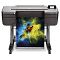 Фото-2 Широкоформатный плоттер HP DesignJet Z9 PS 24, вид спереди на стойке; выходит цветной отпечаток с изображением попугая на тёмном фоне, справа панель управления с экраном, снизу корзина‑сетка; корпус тёмно‑серый — демонстрирует печать графики в контексте страницы товара.