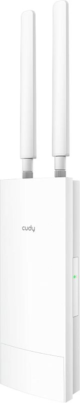 Фото-1 Точка доступа Cudy AP3000 Outdoor, вид спереди под углом; белый корпус с логотипом cudy, две внешние антенны, боковое окно индикатора.