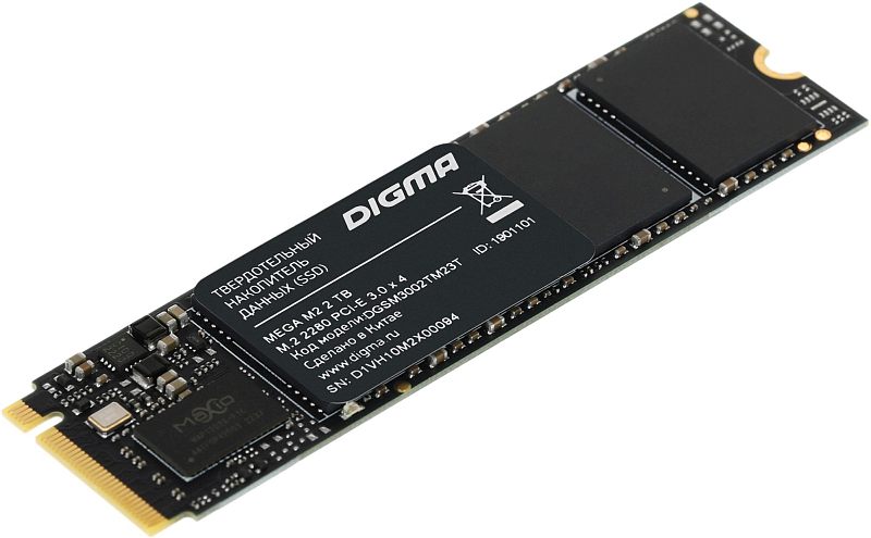 Фото-1 SSD Digma MEGA M2 2TB, фронтальный вид модуля M.2 2280 под углом; чёрная печатная плата, крупная чёрная наклейка Digma, слева золотистые контакты M.2, справа крепёжный вырез. Изображение показывает внешний вид накопителя и форм-фактор для страницы товара.