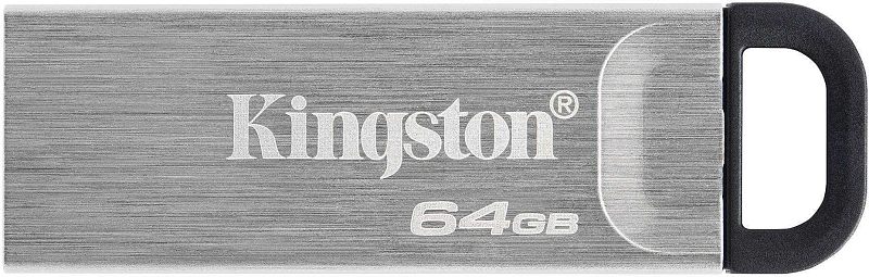 Фото-1 USB‑накопитель Kingston DataTraveler Kyson DTKN 64GB, крупный план боковой стороны шлифованного металлического корпуса с надписью Kingston и 64GB, чёрная петля‑держатель, на белом фоне — для распознавания модели и объёма на странице товара.