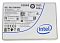 Фото-1 SSD Solidigm D7 P5600 SSDPF2KE032T9N1, вид спереди под углом; показаны серебристый 2.5-дюймовый корпус 15 мм, фиолетовая вставка Solidigm, винты на крышке и боковые точки крепления. Полезно для страницы, потому что показывает конструкцию серверного NVMe-накопителя и маркировку линейки.