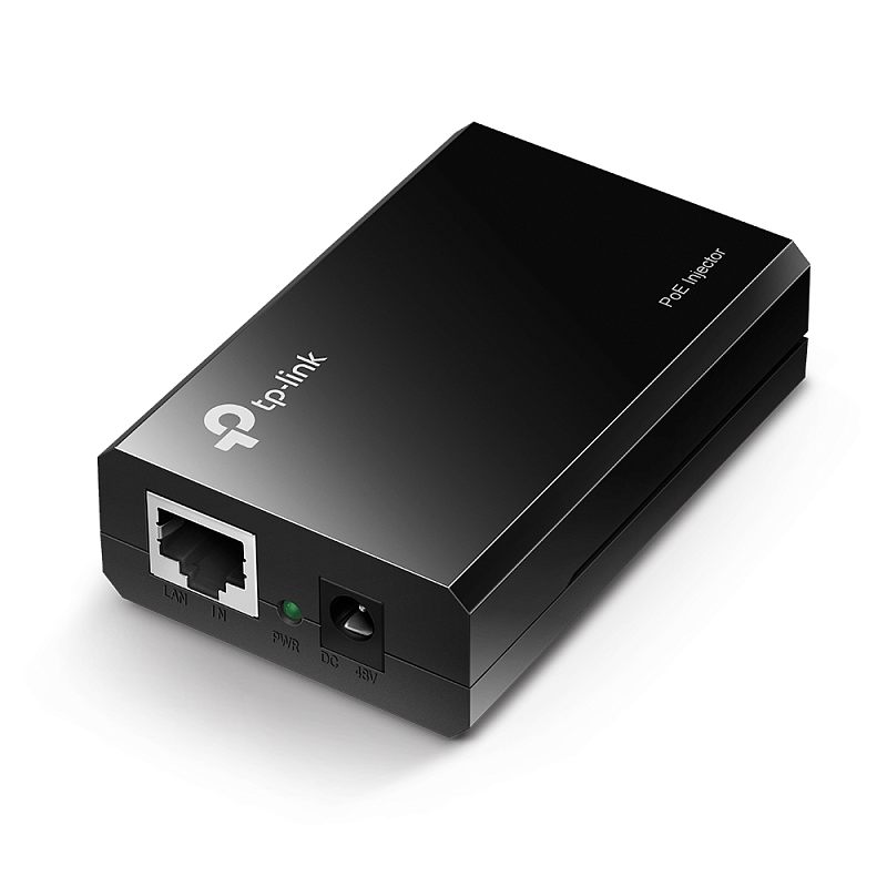 Фото-1 PoE-инжектор TP-Link TL-POE150S, вид под углом: чёрный корпус с логотипом, на торце RJ-45 порт, разъём DC 48V и индикатор PWR; фото показывает органы подключения питания и Ethernet.