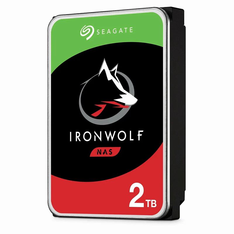 Фото-1 Жёсткий диск Seagate IronWolf ST2000VN003: 3/4 вид спереди на корпус с фирменной наклейкой IronWolf NAS и отметкой 2TB, чёрно‑зелёная этикетка на серебристой крышке. На белом фоне — помогает распознать серию и ёмкость на странице товара.