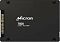Фото-3 SSD Micron 7500 MAX MTFDKCC6T4TGQ-1BK1JABYY, ракурс под углом с акцентом на корпус; показаны передняя панель с маркировкой, металлические грани и винты крепления. Полезно для страницы, потому что дополняет набор ракурсов и показывает форму серверного накопителя.