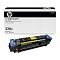 Фото-4 Комплект модуля термического закрепления HP Color LaserJet CP60xx CB458A, общий вид коробки и модуля спереди под углом; белая коробка 220V и чёрный узел закрепления с синими ручками, рифлёным корпусом и жёлтой предупреждающей наклейкой; изображение на светлом фоне, важно для страницы товара, потому что показывает конструкцию основного узла в комплекте.