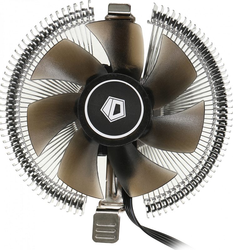 Фото-1 Кулер для процессора ID-COOLING DK-01, вид спереди: чёрный вентилятор на круглом радиаторе с серебристыми радиальными рёбрами; видны лопасти и центральная наклейка с логотипом; фото на белом фоне для идентификации модели на странице кулера.