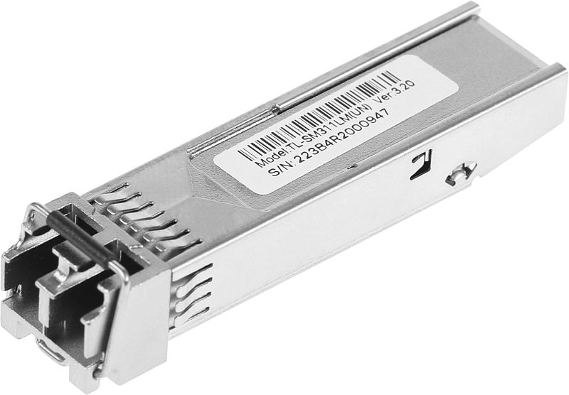 Фото-1 Трансивер TP-Link TL-SM311LM — вид под углом; серебристый металлический корпус, белая наклейка с моделью и серийным номером, передний разъём с металлической рамкой, чёрная защёлка/скоба. На странице товара важно для распознавания модели и оптического интерфейса.