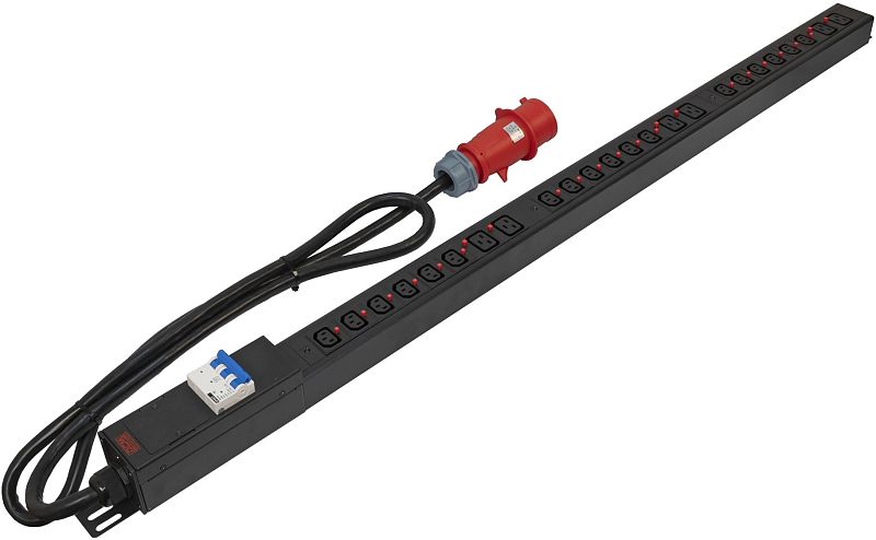 Фото-1 Распределитель питания Powercom PDU-32AV24-18C3-6C9-3P: общий вид под углом, длинный чёрный корпус с IEC-розетками и красными фиксаторами/индикаторами, сверху установлен модуль автомата; силовой кабель с красной промышленной вилкой — важно для понимания ввода питания и защиты линии в стойке.