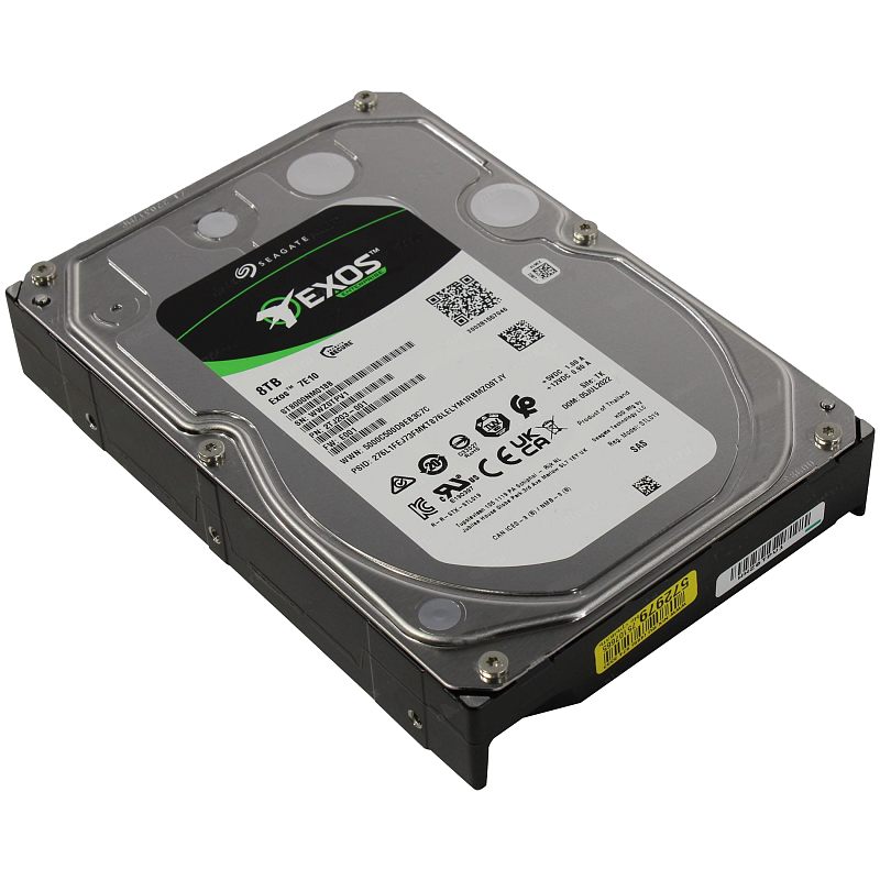 Фото-1 HDD Seagate Exos 7E10 ST8000NM018B 8TB, вид под углом: серебристая крышка с белой сервисной наклейкой, чёрное основание, на торце видна жёлтая инвентарная наклейка; изображение помогает распознать накопитель и его маркировку на странице товара.
