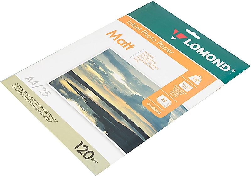 Фото-1 Фотобумага Lomond Inkjet Photo Paper Matt, арт. 0102030 — упаковка под углом: плоский пакет с отверстием для подвеса, зелёно-оранжевая верхняя зона и фото пейзажа на обложке; белый фон; важно для страницы, потому что показывает внешний вид упаковки и формат представления товара.