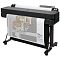 Фото-1 Широкоформатный принтер HP DesignJet T630 36, вид спереди; чёрный напольный корпус на стойке, рулон бумаги сверху и крупный отпечаток чертежа, выходящий спереди; фото показывает рабочую подачу носителя и формат устройства для страницы товара.