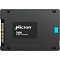 Фото-1 SSD Crucial 7400 Pro 2.5 3.84 TB, фронтальный вид сверху; видна лицевая крышка U.3 SSD с центральной наклейкой Micron 7400, по углам расположены крепёжные точки, слева показан разъём подключения; тёмно-серый корпус на светло-сером фоне, фото важно для страницы товара, потому что показывает лицевую панель и тип исполнения 2.5 U.3.