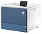 Фото-3 Цветной лазерный принтер HP Color LaserJet Enterprise 5700dn, ракурс спереди справа: синие передние крышки и правый боковой модуль, сверху наклонный экран управления; белый корпус со синими панелями на светлом фоне, чтобы увидеть устройство под углом и расположение панели управления.