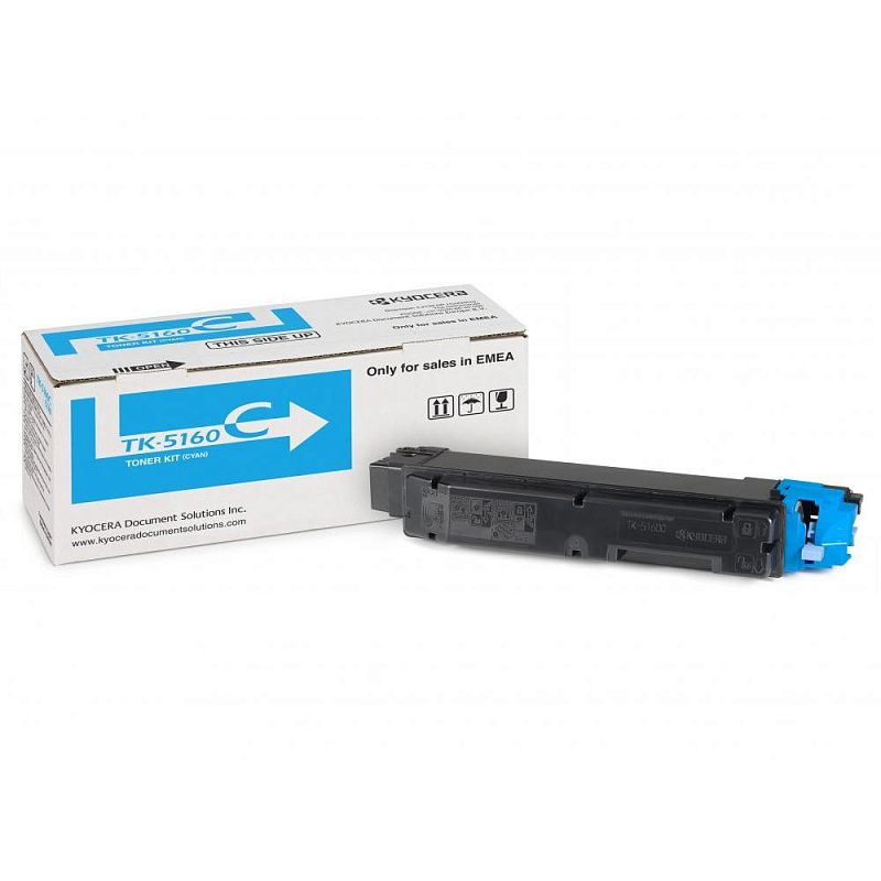 Фото-1 Лазерный картридж Kyocera TK-5160C 1T02NTCNL0, голубой, вид сбоку рядом с коробкой. На фото белая коробка TK-5160C с голубой стрелкой и чёрный картридж с голубым торцевым фиксатором. Изображение на белом фоне показывает цветовую маркировку и форму корпуса, что важно для страницы товара при выборе голубого картриджа TK-5160C.