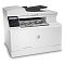 Фото-3 МФУ HP Color LaserJet Pro M183fw, вид спереди под углом; белый корпус, чёрный верхний лоток автоподатчика, слева панель управления с экраном и цифровой клавиатурой, лист в зоне выхода; на белом фоне, чтобы показать форму корпуса и верхний модуль подачи документов.