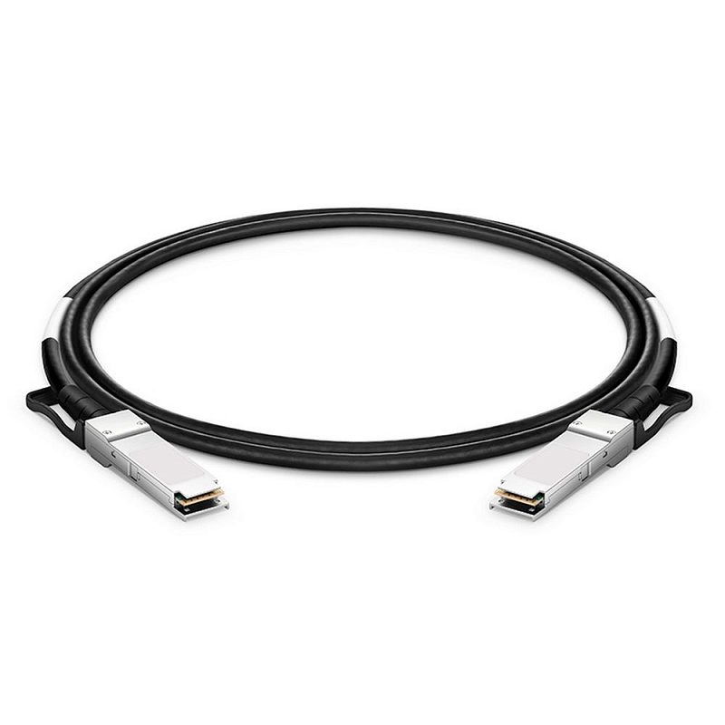 Фото-1 Кабель QSFP+–QSFP+ ACD (серия DA), общий вид: чёрный кабель кольцом, два широких металлических модуля и чёрные петли‑язычки; видны контактные площадки на торцах. Фото важно для проверки типа QSFP+ коннектора и механики извлечения.