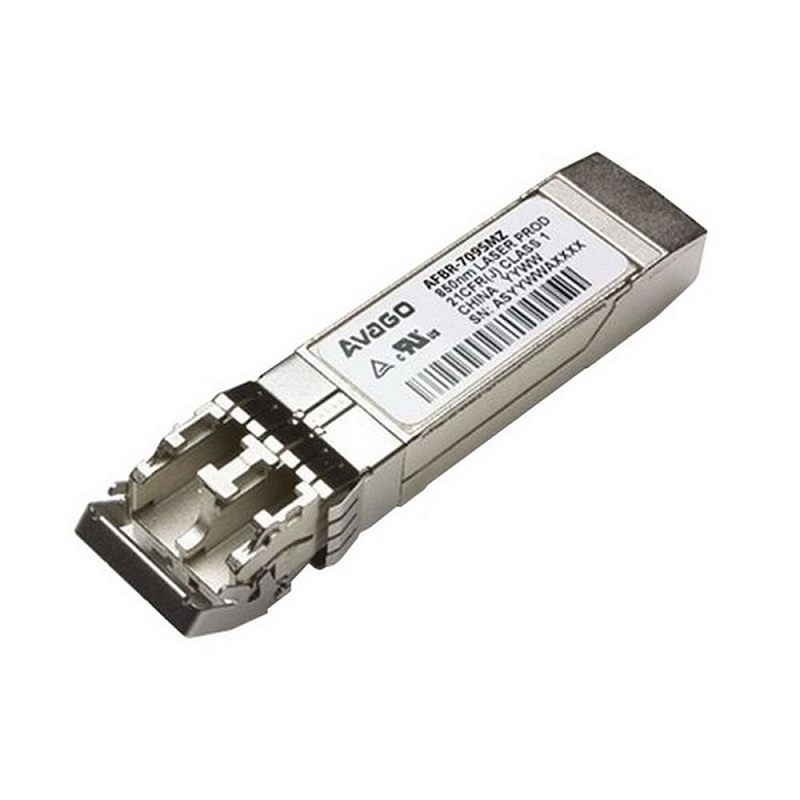 Фото-1 Трансивер Avago AFBR‑709SMZ SFP+, вид под углом: на корпусе наклейка Avago с кодами, спереди открыт металлический кожух оптического разъёма, видны элементы защёлки; задняя часть закрыта тёмной вставкой. Серебристый корпус с тёмными элементами, на белом фоне; важно для страницы как визуальная идентификация SFP+‑трансивера и его разъёмной части.