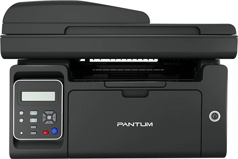 Фото-1 Лазерное МФУ Pantum M6550W, вид спереди; чёрный корпус, слева блок управления с маленьким экраном и кнопками, справа круглая кнопка питания, сверху модуль автоподатчика; на белом фоне, показывает переднюю панель и органы управления.