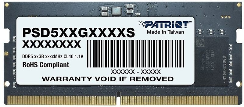 Фото-1 Модуль памяти Patriot Signature Line PSD58G480041S, фронтальный вид: SO-DIMM DDR5 с крупной белой сервисной наклейкой Patriot, под ней чёрная плата и контактная гребёнка; чёрный модуль с белой этикеткой; изображение показывает лицевую сторону изделия для страницы товара.