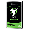 Фото-2 Жёсткий диск Seagate Exos Enterprise 7E2000 ST2000NX0273, вид спереди под углом справа; показаны толщина корпуса, серебристая окантовка, чёрная боковая часть и лицевая чёрно-зелёная наклейка; изображение на чёрном фоне для карточки товара, важно для понимания форм-фактора и глубины корпуса.