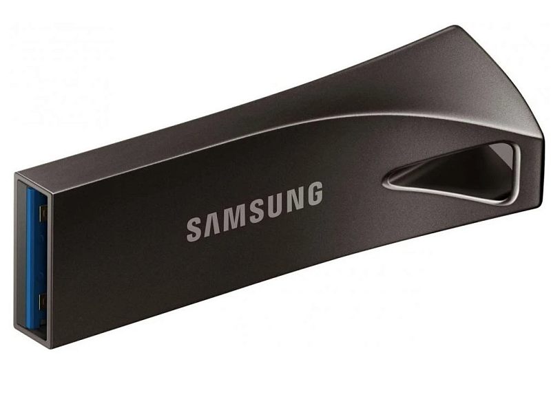 Фото-1 USB‑накопитель Samsung Bar Plus 512GB, вид под углом спереди: тёмный металлический корпус, логотип Samsung, открыт разъём USB‑A с синей вставкой; на белом фоне для демонстрации разъёма и формы корпуса.