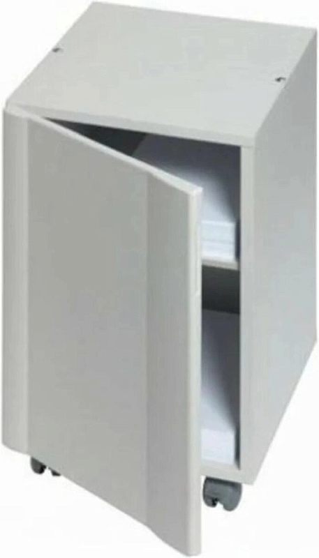 Фото-1 Тумба Ricoh High Cabinet 56 933447 — вид под углом; светло-серый высокий шкаф на колёсах с распахнутой дверцей, внутри видны полки/отсеки; на белом фоне; демонстрирует конструкцию шкафа для размещения бумаги и принадлежностей.