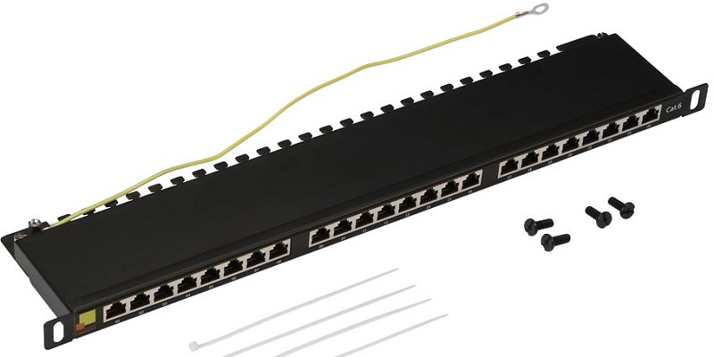 Фото-1 Патч‑панель Lanmaster LAN‑PPC24S6 (24 порта RJ‑45, 0.5U), вид сверху: ряд портов RJ‑45 на передней кромке, заземляющий провод зелёно‑жёлтый с кольцевым наконечником, рядом винты и стяжки; чёрная, отметка Cat.6 справа, важно для монтажа и категории линии.