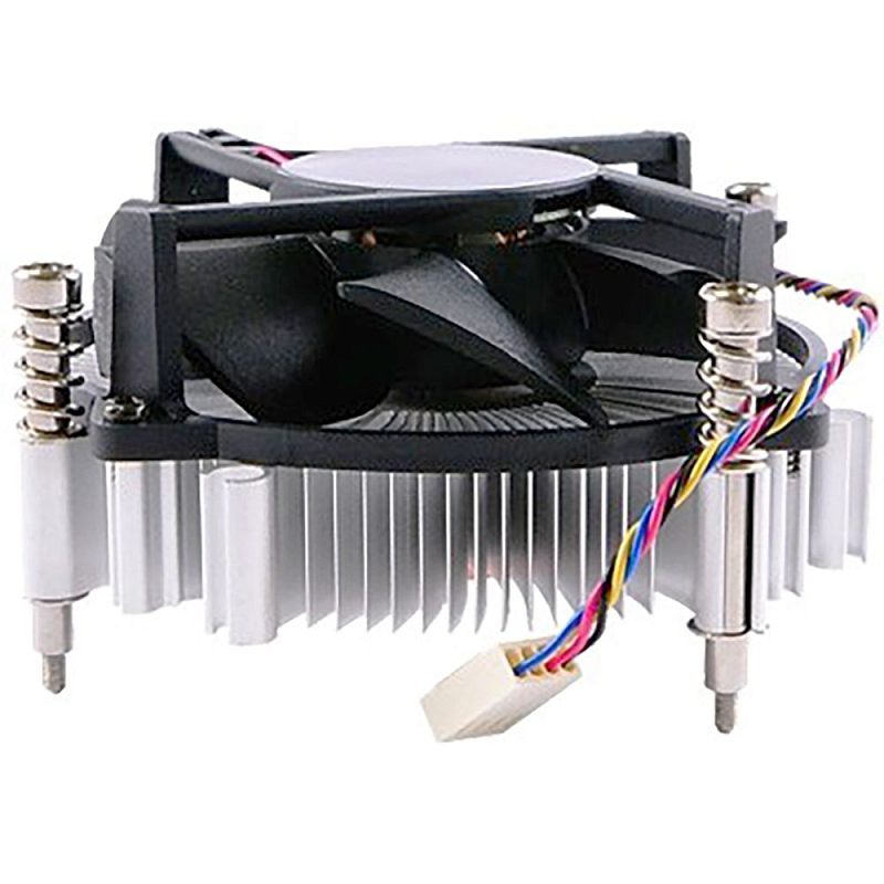 Фото-1 Кулер CPU Advantech 1960053207N001, вид сбоку: чёрный вентилятор в рамке на серебристом радиаторе с вертикальными ребрами. По углам — четыре стойки с пружинами и винтами, сбоку выходит разноцветный кабель к белому разъёму. Белый фон — фото демонстрирует крепление и подключение для установки на процессор.