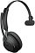 Фото-2 Наушники Jabra Evolve2 65, крупный план слева спереди: чёрная чашка с фиолетовой световой полосой, длинная штанга микрофона с логотипом Jabra и мягкая амбушюра; изображение помогает рассмотреть световую индикацию и конструкцию микрофона модели.