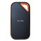 Фото-2 Внешний SSD SanDisk Extreme Pro Portable V2 1 ТБ, вид спереди: перфорированная чёрная панель с логотипом SanDisk и оранжевая петля; на белом фоне для идентификации устройства на странице товара.