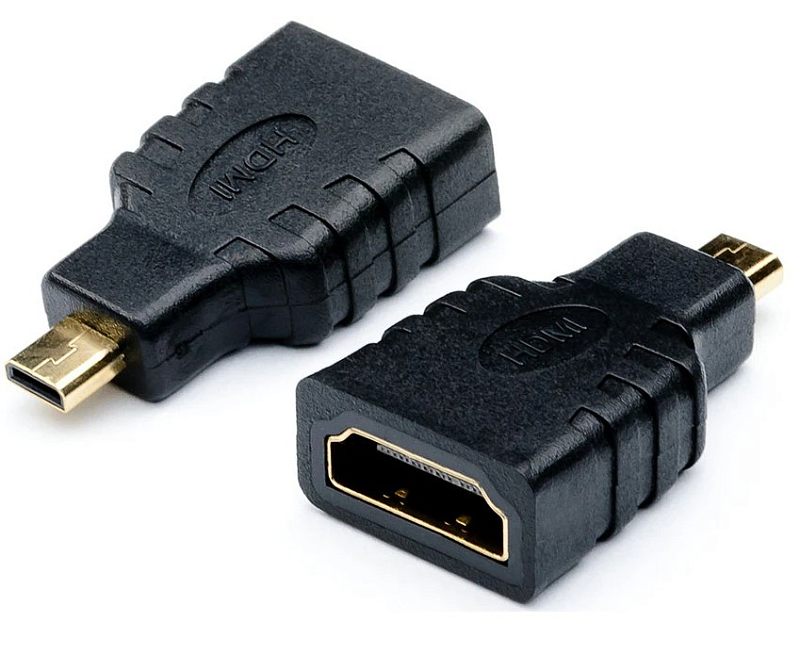 Фото-1 Переходник ATCOM AT6090 MicroHDMI–HDMI — крупный план адаптера с двух сторон, вид под углом. Видны чёрные пластиковые корпуса с рельефными насечками, штекер MicroHDMI и гнездо HDMI с золотистой окантовкой. Фото важно для страницы товара, потому что показывает формат переходника и типы видеоразъёмов.