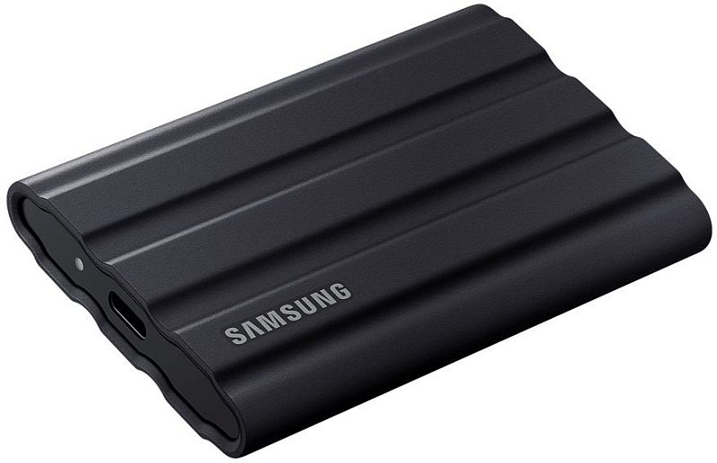 Фото-1 Внешний SSD Samsung T7 Shield 2TB, чёрный — вид под углом, ребристый корпус и боковая панель с разъёмом USB‑C; важно для понимания формы и интерфейса подключения на странице товара.