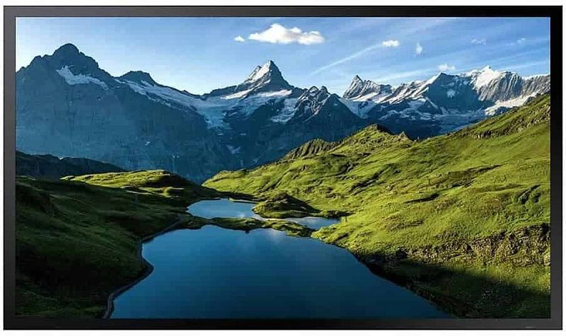 Фото-1 Панель Samsung OH55A-S, вид спереди: чёрная рамка вокруг экрана, на дисплее изображение горного пейзажа; показаны пропорции экрана и фронтальный дизайн, что важно для визуальной идентификации товара на странице.