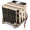 Фото-3 Система охлаждения Supermicro Heatsink 2U LGA2011/LGA2011-v3 SNK-P0048AP4, вид под углом сзади; алюминиевые рёбра радиатора, основание с четырьмя подпружиненными винтами и кабель вентилятора с белым разъёмом; фото для страницы товара показывает монтажные элементы и заднюю часть кулера.
