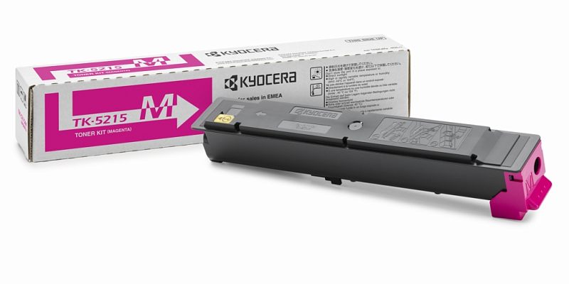 Фото-1 Лазерный картридж Kyocera TK-5215M 1T02R6BNL0, пурпурный, вид под углом рядом с коробкой. На фото белая коробка TK-5215M и чёрный картридж с рельефной крышкой, круглым отверстием на торце и пурпурным торцевым блоком. Изображение на белом фоне показывает серию и цветовой индикатор, что важно для страницы товара при выборе пурпурного картриджа TK-5215M.