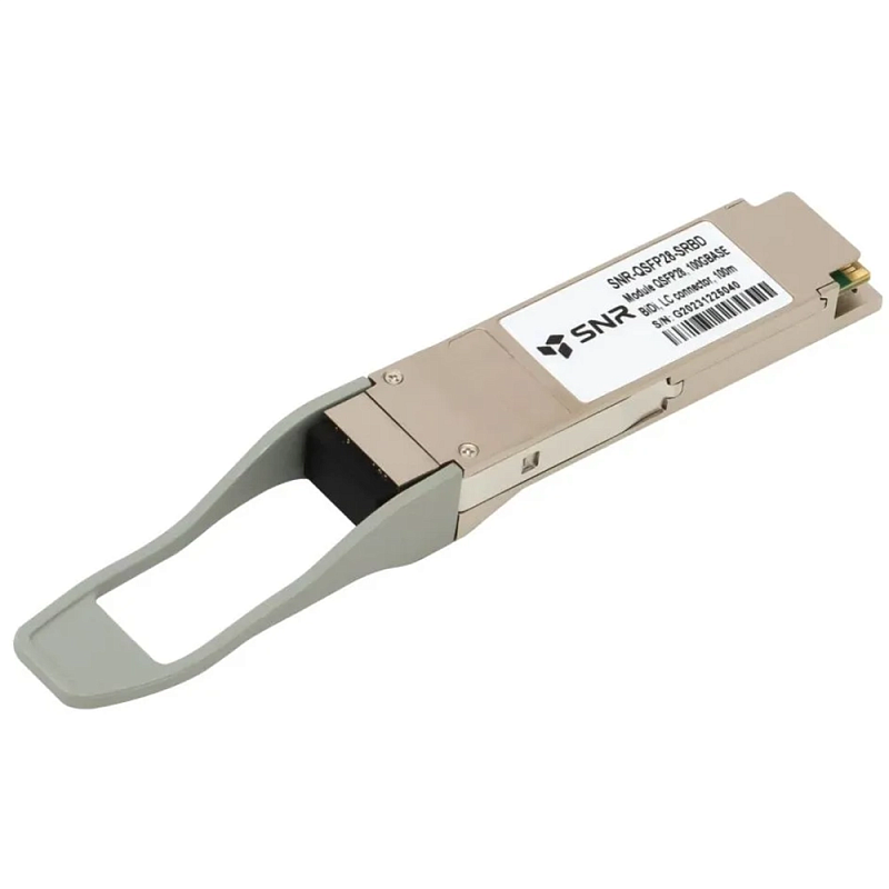 Фото-1 Трансивер SNR QSFP28 SRBD, вид сбоку под углом; металлический модуль QSFP28 с серой петлёй-фиксатором для извлечения, наклейка с маркировкой и штрих‑кодом, золотистые контакты на торце; студийное фото на белом фоне для распознавания QSFP28 на странице товара.