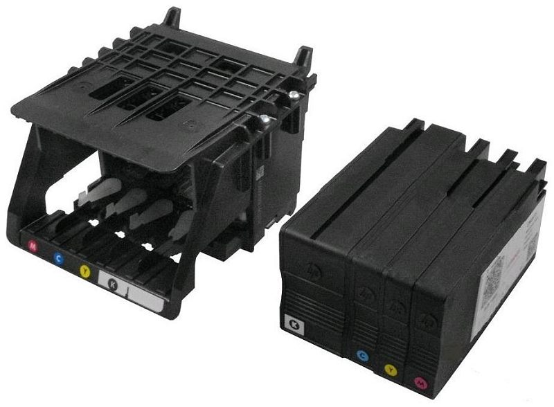 Фото-1 Печатающая головка HP Black Printhead CR324A, общий вид комплекта под углом: слева держатель с цветовой маркировкой C Y K, справа четыре чёрных модуля с наклейками и рифлёными торцами; чёрный пластик, видны посадочные пазы и направляющие, на белом фоне для карточки расходника, чтобы показать конструкцию узла и состав комплекта.