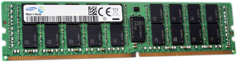 Фото-1 Модуль памяти Samsung M393A8G40AB2-CWE 64GB DDR4 REG, фронтальный вид; зелёная плата с белой заводской наклейкой, чёрными микросхемами по обе стороны и позолоченными контактами. Фото важно для страницы, потому что показывает маркировку и компоновку сервeрного модуля.
