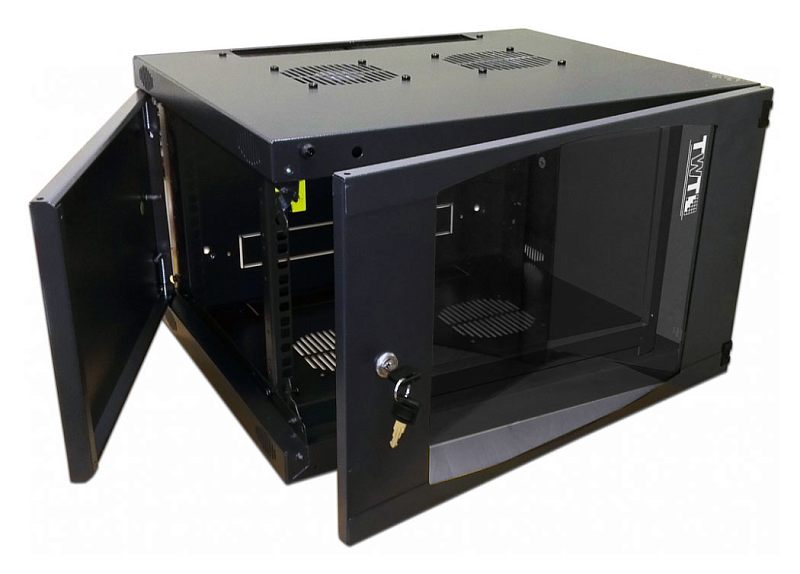 Фото-1 Настенный шкаф LANMASTER Next 9U 550×600 мм, чёрный, вид спереди слева с открытыми дверцами. Видны стеклянная передняя дверца, боковая сервисная панель, внутренние направляющие и верхние вентиляционные решётки. Снимок на белом фоне для карточки товара, показывает доступ к внутреннему отсеку шкафа.