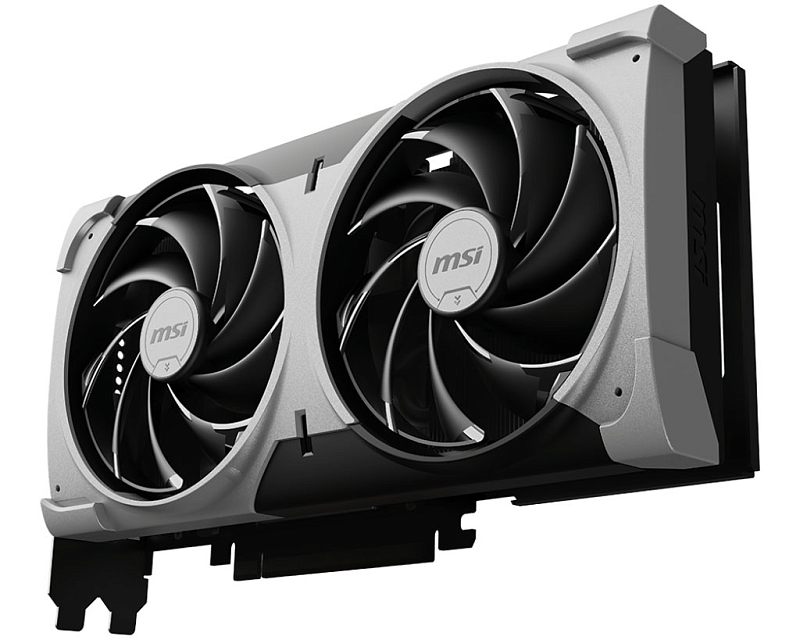 Фото-1 Видеокарта MSI GeForce RTX 5070 Ventus 2X OC, вид спереди под углом. На фото два крупных вентилятора, светлая рамка кожуха и черный радиаторный блок по бокам. Серебристо-черный корпус; изображение для карточки товара, показывает двухвентиляторную компоновку и форму корпуса.